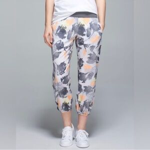 Lululemon Athletica Om pant
Size 6 Mini art pop